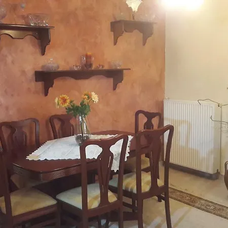 Lenas House Apartman *
